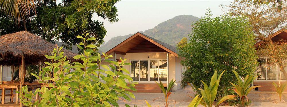 The Place Resort At Tokeh Beach Freetown Exterior foto